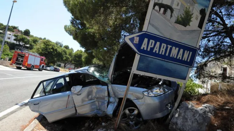 Petero ozlijeđenih u sudaru autobusa i automobila