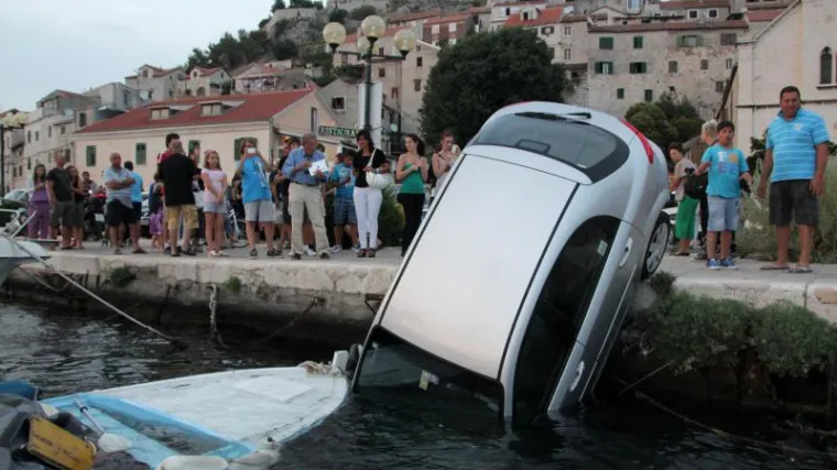 Talijan 'parkirao' iznajmljeni auto u more