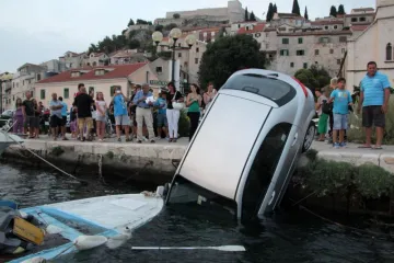 Talijan 'parkirao' iznajmljeni auto u more