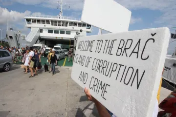 Radnici dočekuju turiste: 'Dobrodošli na otok korupcije!'