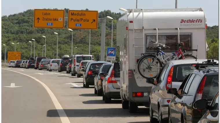Jednak broj ljudi dolazi i odlazi iz Hrvatske