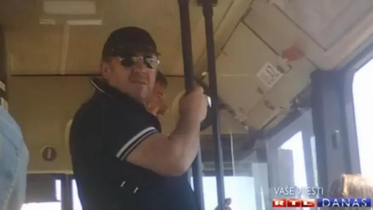 Ima luksuznu jahtu i aute, ali se &scaron;verca u gradskom autobusu