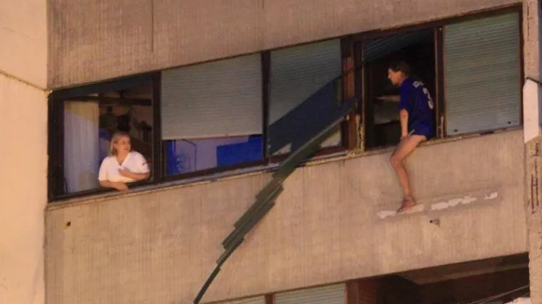 Mu&scaron;karac visio kroz prozor i prijetio da će se baciti!