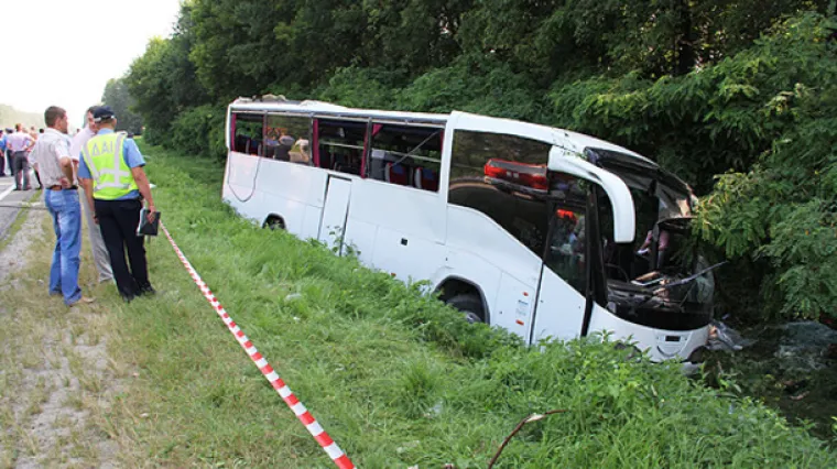 U prevrtanju punog autobusa poginulo 11 osoba