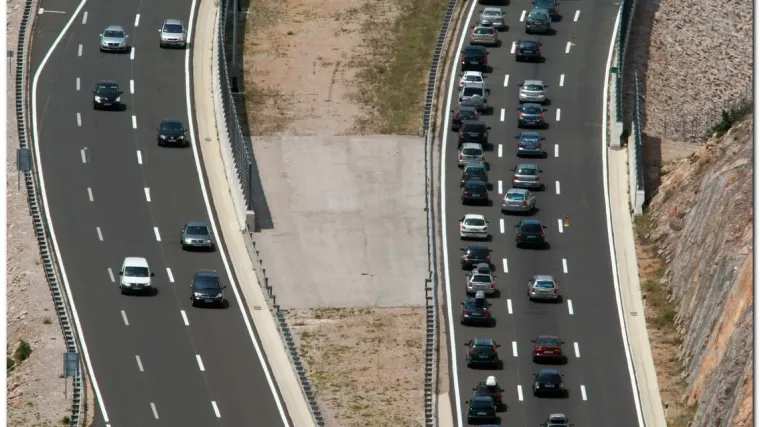 Nesreće, požari i bura otežavaju promet diljem zemlje