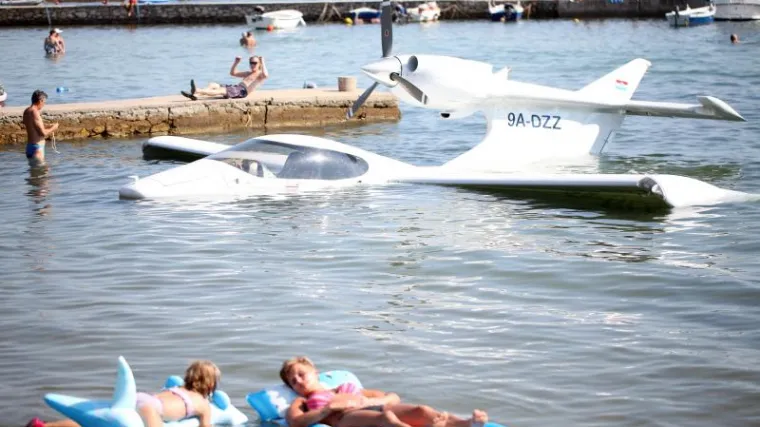 Mali avion nenajavljeno sletio u more među kupače