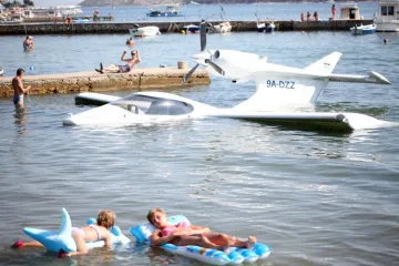 Mali avion nenajavljeno sletio u more među kupače