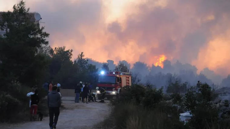 Požar u Vodicama namjerno izazvala dvojica mladića