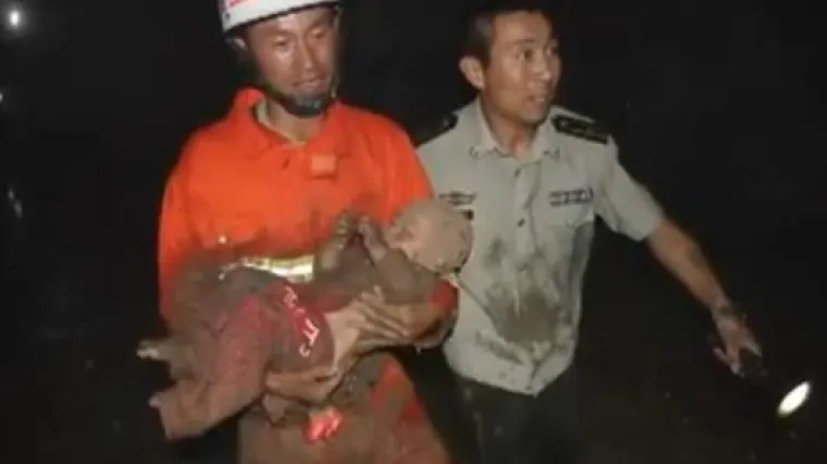 Spasili bebu iz deset metara duboke jame!