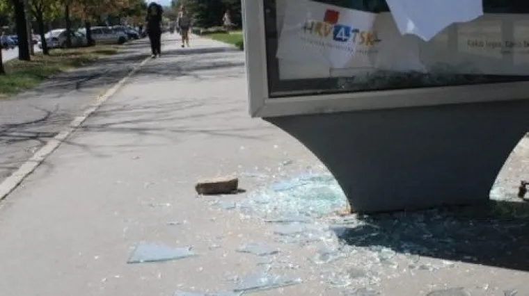 Srpski huligani razbijali hrvatske reklame