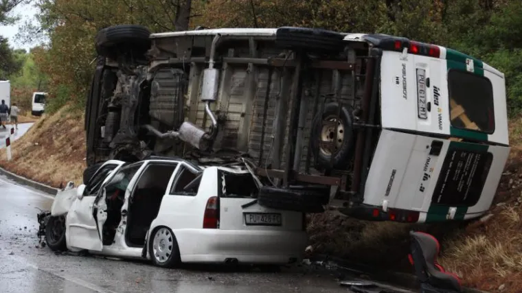 Kombi zavr&scaron;io na krovu auta, dvoje ozlijeđenih