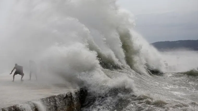 Olujni vjetrovi čupali stabla, valovi potapali brodove