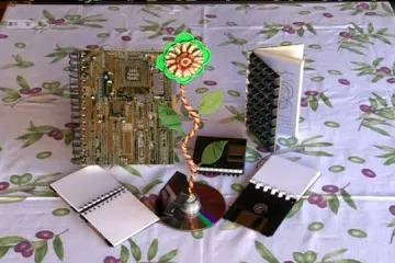 Tranzistor i tipkovnica oko vrata kao ukras!