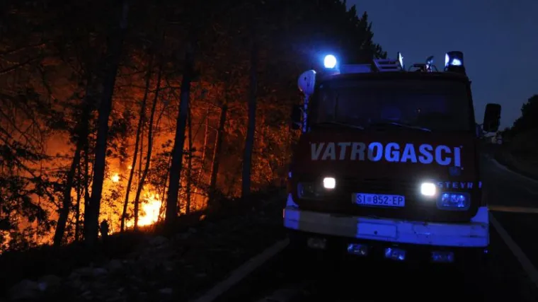 Ga&scaron;enje požara otežano zbog mina, uglavnom pod nadzorom