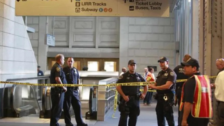 Pomahnitala žena u podzemnoj izbola sedmero ljudi!