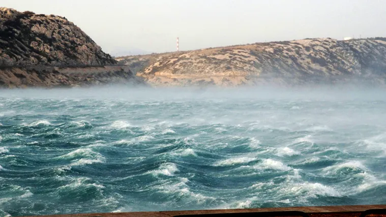 Bura paralizirala promet, turisti ostali u kolonama