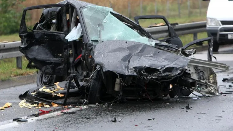 Sletio s ceste, udario u ogradu pa se opet odbio na cestu