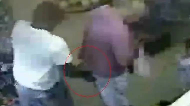 Ležerno ušetao u dućan i izbo kupca po stražnjici!
