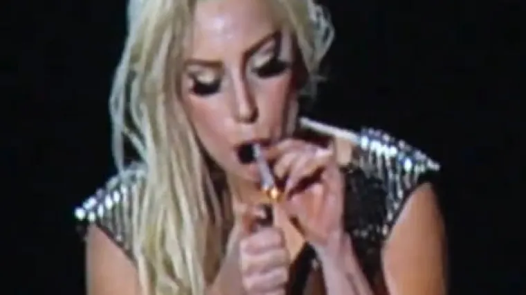 Lady Gaga zapalila džoint na pozornici!