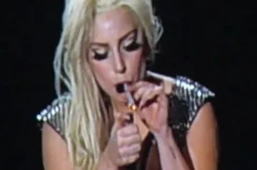 Lady Gaga zapalila džoint na pozornici!