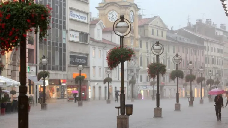 Obilna ki&scaron;a ponovno 'potopila' Rijeku i Pulu