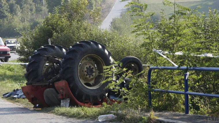 Traktor sletio s ceste, prevrnuo se i prignječio vozača