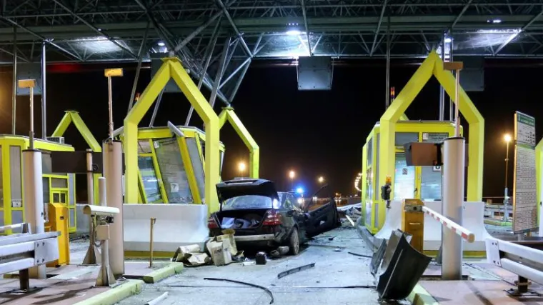 Automobilom se zabio u naplatnu kućicu