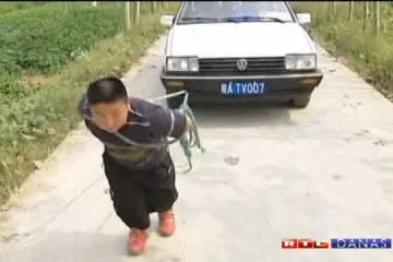 Ovaj klinac prkosi zakonima prirode