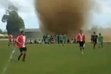 Ludilo: Tornado na nogometnoj utakmici