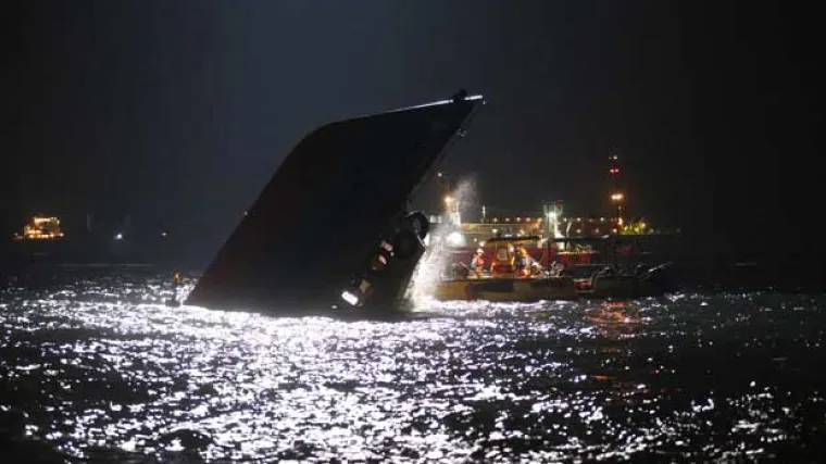 U sudaru putničkog broda i trajekta poginulo 36 osoba