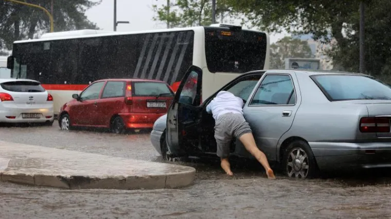 Obilna ki&scaron;a potopila Zadar: Kaos na ulicama grada!