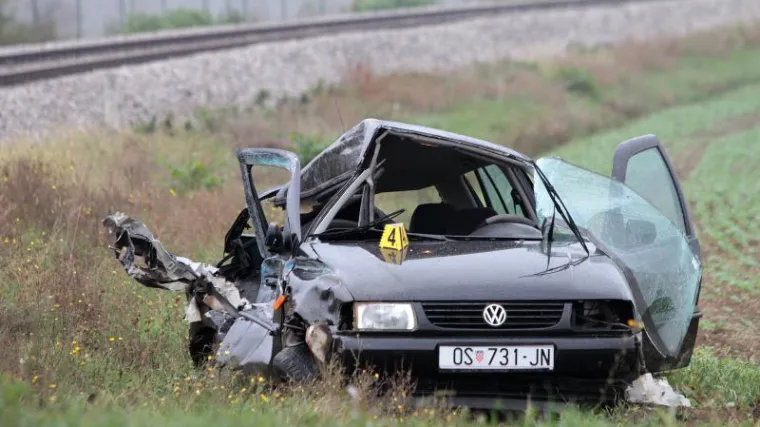Mladić tek kupio auto i poginuo u sudaru s vlakom!