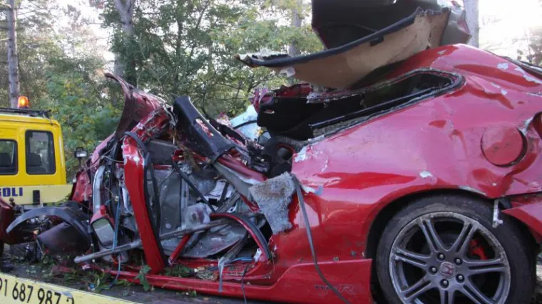 Mladić sletio s ceste i poginuo u smrskanom autu!