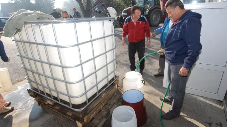 Počeo prosvjed: Mljekari građanima dijele mlijeko