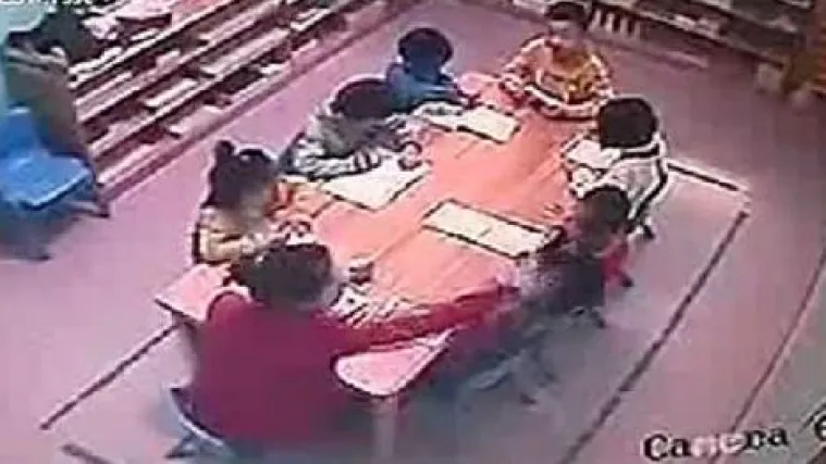 Kamere snimile učiteljicu kako šamara djecu