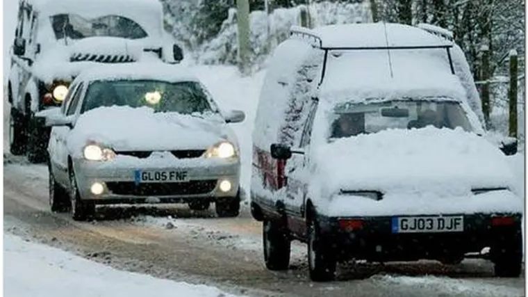 Zbog obilnog snijega deseci tisuća bez struje, nestalo dvoje ljudi