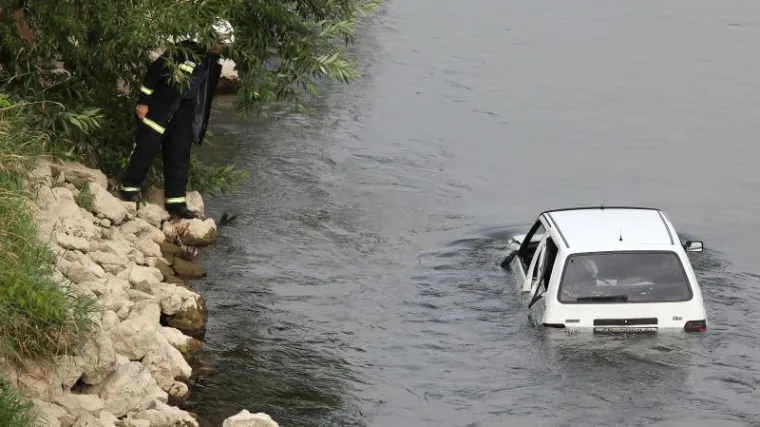 Pijani vozač 'parkirao' automobil u Neretvu