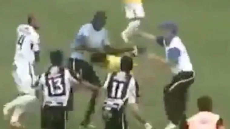 Pogledajte makljažu u kojoj je palo čak 16 crvenih kartona!