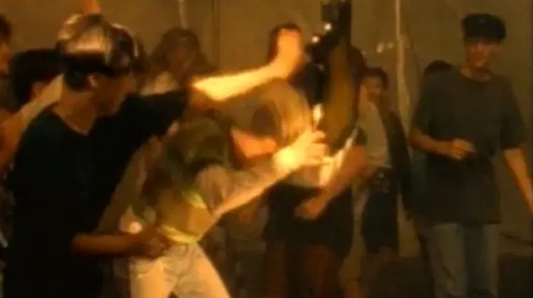 Traže bogatstvo za razbijenu bas gitaru