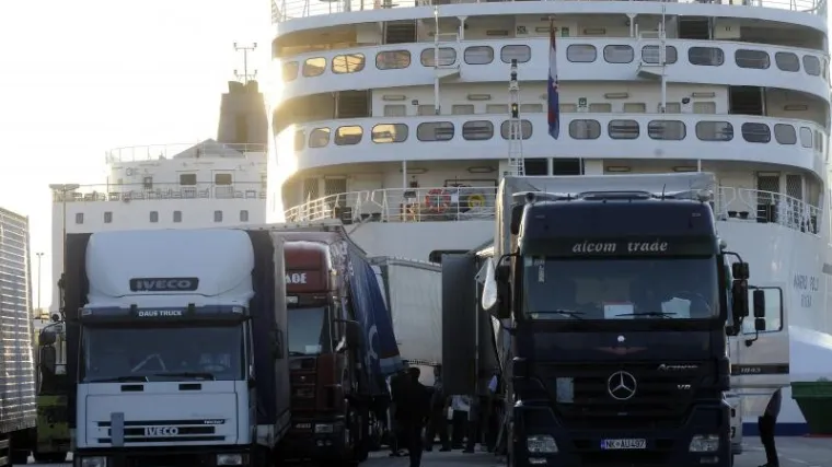 Oluja izazvala sudar kamiona i autobusa na trajektu Marko Polo