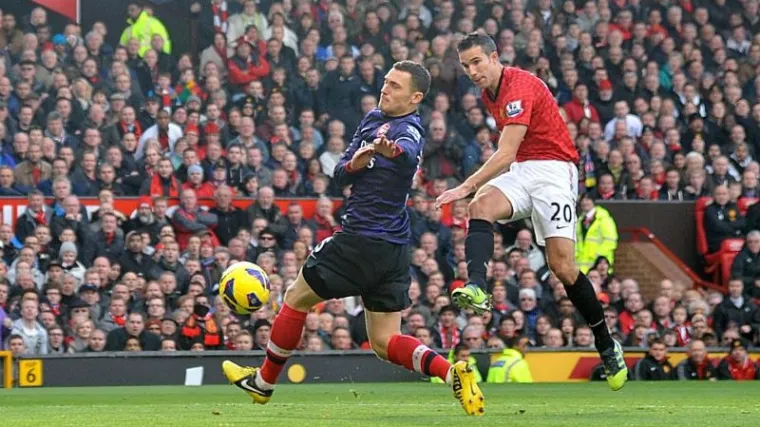 Vragovi sru&scaron;ili Topnike, Van Persie zabio 'svojima'