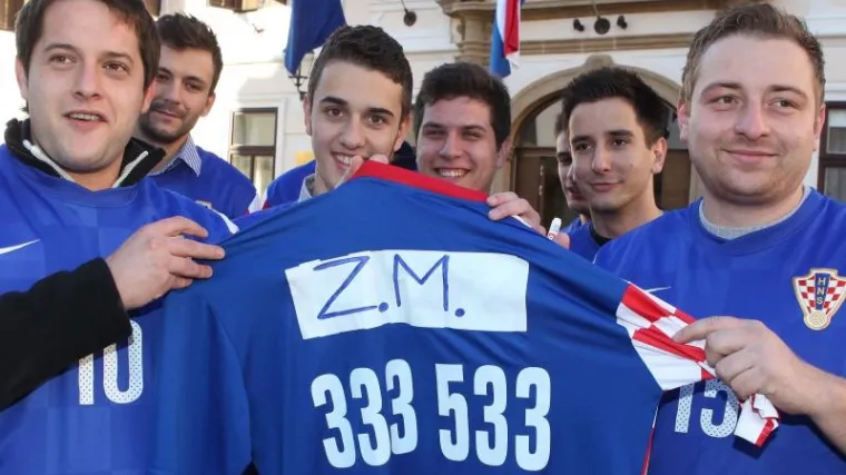 Mladi HDZ-ovci premijeru poklonili poseban dres