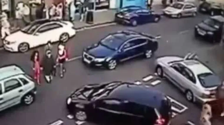 Ostala zarobljena između tri auta, čudom preživjela!