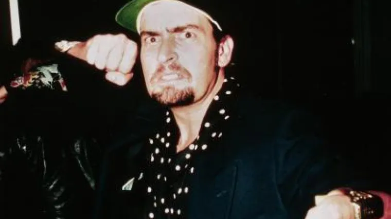 Charlie Sheen - naoružan i opasan