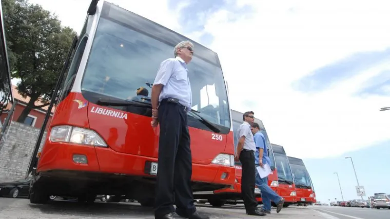 Zbog huligana zaustavili autobuse na pola sata