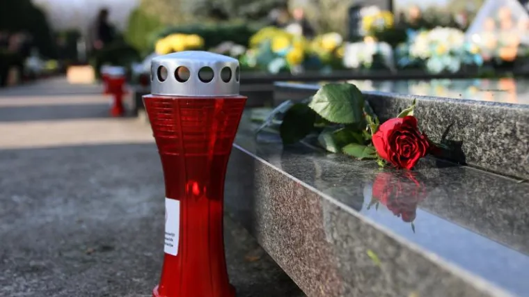 Na grobovima branitelja položeno cvijeće i upaljene svijeće