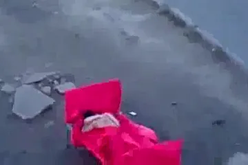 Iznijeli krevet na cestu i žestoko se poseksali