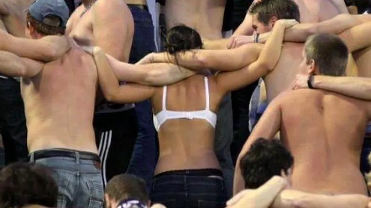 I navijačice se bez srama skidaju za svoj klub