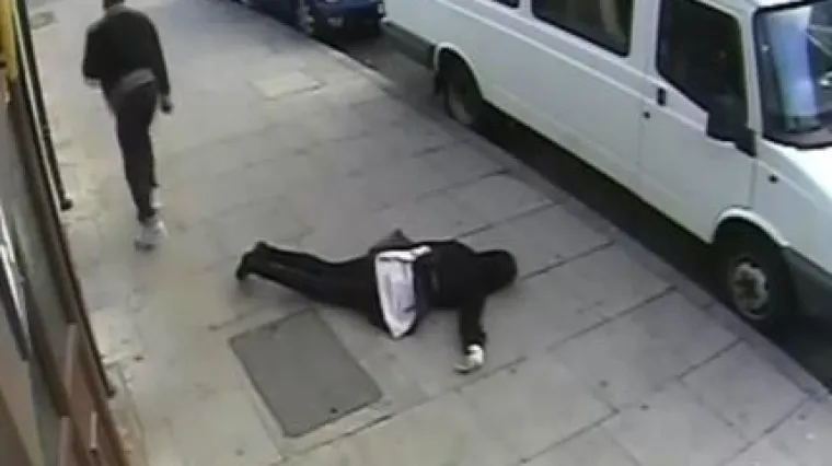 Iz čista mira brutalno nokautirao tinejdžerku!