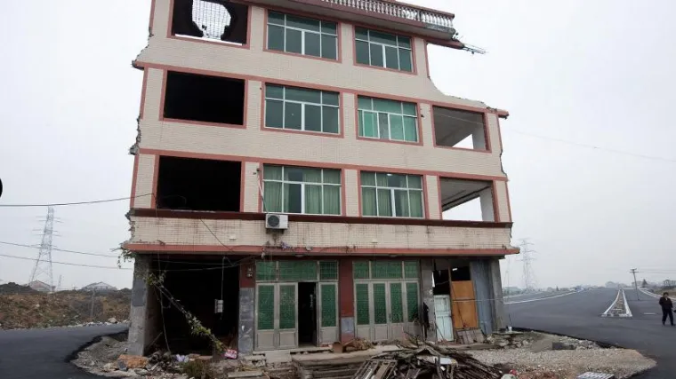 Odbili prodati kuću pa su im asfaltirali cestu oko nje